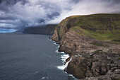 Steilküste Vagar, Färöer Inseln mit Bosdalafossur. Wasserfall von Leitisvatn in Atlantik.