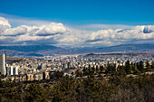 Frühling, Blick auf die Stadt Tiflis mit blauem Himmel und weißen Wolken, Georgien