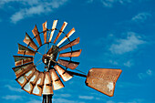 Typisches Windrad mit Aufschrift Southern Cross, Tasmanien, Australien