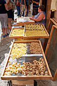 Salumeria mit frischer Teigware, Verkauf von Nudeln, in der Altstadt von Bari, Apulien, Italien, Europa