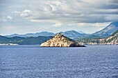 Blick über das Meer auf die Berge von Dubrovnik, Kroatien, Europa