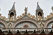 Blick von der Piazzetta dei Leoncini auf die weltbekannte Kathedrale Basilica di San Marco (Markusdom) mit vergoldeten Innengewölben, zahllosen Mosaiken und integriertem Museum, Venedig, Italien, Europa