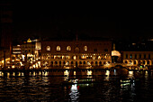 Nächtlicher Blick von der Lagune von Venedig auf den Dogenpalast, Venedig, Italien, Europa