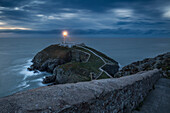 Weg zum South Stack Lighthouse, Leuchtturm, Anglesey, Wales, Vereinigtes Königreich. Licht. Felsen Insel.