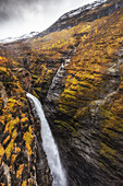 Gorsa Wasserfall, Birtavarre, Norwegen. Tiefe Schlucht. Herbst. Schnnebedeckte Gipfel.
