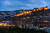 Nachts, Festung Nariqala, Beleuchtung der Altstadt von Tiflis, der Hauptstadt von Georgien