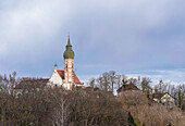 Blick auf das malerische Kloster Andechs im Vorfrühling, Bayern, Deutschland