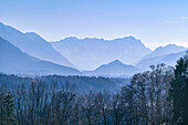Herrlicher Blick unweit des Guglhör Anwesens über das Murnauer Moos auf das Wettersteingebirge im Vorfrühling, Murnau, Bayern, Deutschland