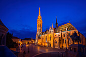 Die beleuchtete Matthias Kirche während der Blauen Stunde in Budapest, Ungarn