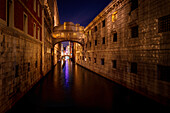 Nächtlicher Blick auf die Seufzerbrücke, Venedig, Venetien, Italien