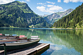 Ruderboote auf dem Vilsalpsee, Tannheimer Tal, Tirol, Österreich