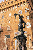 Cellinis Skulptur von Perseus tötet Medusa, Piazza della Signoria, Florenz, Toskana, Italien