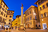 Piazza Santa Trinita bei Nacht, Florenz, Toskana, Italien