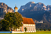 Wallfahrtskirche St. Coloman, dahinter Schloss Neuschwanstein, Schwangau, bei Füssen, und der Säuling, 2047m, Allgäu, Bayern, Deutschland, Europa