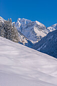 Oytal im Winter, dahinter Schneck, 2268m, und Himmelhorn, 2113m, bei Oberstdorf, Oberallgäu, Bayern, Deutschland, Europa