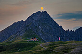 Vollmond über der Fiderepasshütte und Hammerspitze, 2260m, Allgäuer Alpen, Allgäu, Bayern, Deutschland, Europa
