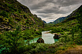 Sognefjellsvegen in Norwegen, einsame Landstraße, Gebigsfluss vor Felsmassiv