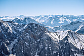 Winterliches Alpenpanorama, gesehen vom Jubiläumsgrat, von der Zugspitze zur Alpspitze im Wettersteingebirge, Bayern, Deutschland