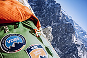 Steigeisen am Bergstiefel, Ausrüstung bei der Winterbegehung des Jubiläumsgrates im Wettersteingebirge, Bayern, Deutschland