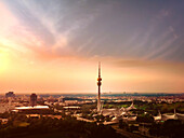 Stadtansicht von München mit Fernsehturm und Abendhimmel, Bayern, Deutschland