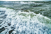 Wellen, Gischt und Brandung an der Ostsee, Nationalpark Vorpommersche Boddenlandschaft, Fischland-Darß-Zingst, Mecklenburg-Vorpommern, Deutschland