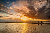 Menschen auf einer Sandbank genießen den Sonnenuntergang, Dierhagen auf dem Darß, Fischland-Darß-Zingst, Mecklenburg-Vorpommern, Nationalpark Vorpommersche Boddenlandschaft, Ostsee