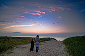 Mutter und Tochter genießen die Abendstimmung in den Dünen am Ostseestrand auf dem Darß, Fischland-Darß-Zingst, Mecklenburg-Vorpommern, Nationalpark Vorpommersche Boddenlandschaft, Ostsee