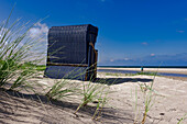 Strandkorb steht in den Dünen am Ostseestrand in Dierhagen. Darß, Fischland-Darß-Zingst, Mecklenburg-Vorpommern, Nationalpark Vorpommersche Boddenlandschaft