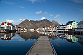 Kleine Boote und Steg im Hafen von Henningsvaer, Lofoten, Norwegen.