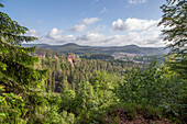 Blick auf Pfälzerwald und Ort Dahn. Rheinland-Pfalz, Deutschland.