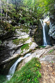Wasserfall mit zwei Stufen Mostnice. Radovljica, Bohinj, Slowenien. Slap Mostnice.