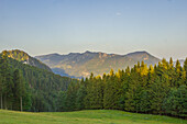 Blick auf dem Hochries am Morgen. Aschau im Chiemgau, Chiemgauer Alpen, Oberbayern, Bayern, Deutschland, Europa