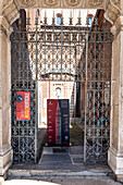 Blick auf den Eingang zum Museo Verticale im Torrazzo der höchste mittelalterliche Glockenturm in Europa, Cremona, Lombardei, Italien, Europa