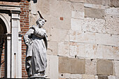 Blick auf die Statue des Petrus von Verona mit Beil im Schädel am Dom von Cremona, Cremona, Lombardei, Italien, Europa