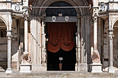 Blick auf den offenen Eingang des Duomo auf der Piazza del Comune, Cremona, Lombardei, Italien, Europa