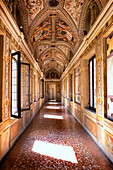 Blick auf einen verzierten Gang im Dogen Palast von Mantua, Mantova, Lombardei, Italien, Europa