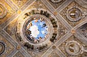 Blick auf das Deckengemälde von Andrea Mantegna im Dogenpalast, Palazzo Ducale, Mantova, Mantua, Lombardei, Italien, Europa