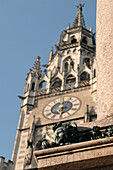 Engelskopf, Skulptur am Sockel der Mariensäule, das Rathaus im Hintergrund, Marienplatz, München, Bayern, Deutschland, Europa