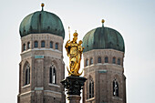 Blick auf die Mariensäule, im Hintergrund die Türme der Frauenkirche, München, Bayern, Deutschland, Europa