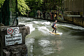 Surfers on the Eisbach in the English Garden, Munich, Upper Bavaria, Bavaria, Germany, Europe