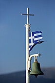 Schiffsmast, Griechische Flagge und Schiffsglocke, Ithaka, Ionische Inseln, Griechenland