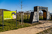 Hinweisschild und kleines Weintor an der Deutschen Weinstraße, Südliche Weinstraße, Rheinland-Pfalz, Deutschland, Europa