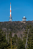 Brocken plateau with transmission mast, next to it Brocken hotel with radar dome, seen from the Goetheweg, hiking trail to the Brocken, Harz National Park, Torfhaus, Lower Saxony, Germany