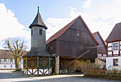 mit bunten Ostereiern geschmücktes Brunnenhaus mit Osterkrippe in Birkenreuth in der Fränkischen Schweiz, Bayern, Deutschland