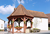 mit bunten Ostereiern geschmückter Osterbrunnen in Pinzberg in der Fränkischen Schweiz, Bayern, Deutschland
