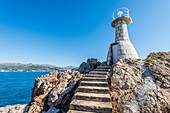 Leuchtturm an der Küste der Insel Koločep nahe Dubrovnik, Kroatien