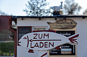 Hinweisschild zu einem Fischimbiss, Vitte, Hiddensee, Mecklenburg-Vorpommern, Deutschland