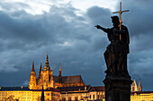 Johannes der Täufer, Skulptur auf der Karlsbrücke, Prager Burg, Prag, Tschechien
