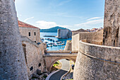 Stadtmauer und alter Hafen in Dubrovnik, Kroatien