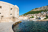 Fort Sveti Ivan und alter Hafen in Dubrovnik, Kroatien